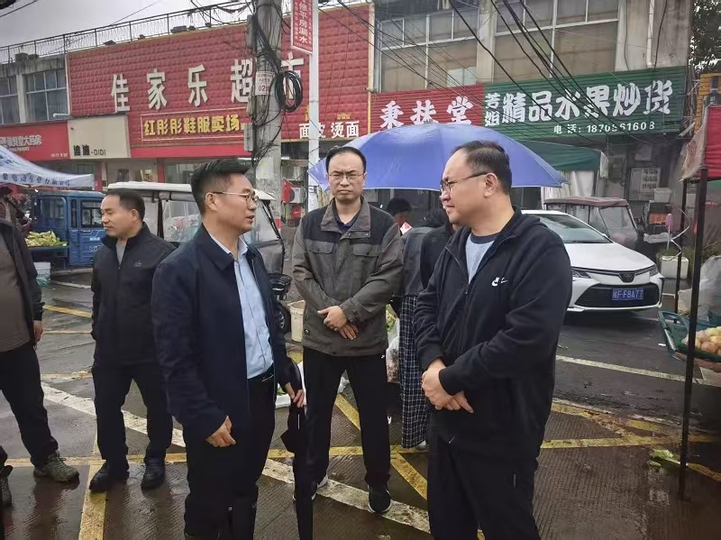 孙露露检查城市内涝及食品安全工作